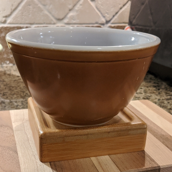 VTG Pyrex Chocolate Brown 401 1.5 Pt. Small Primary Mixing Nesting Bowl Ovenware - Picture 1 of 5